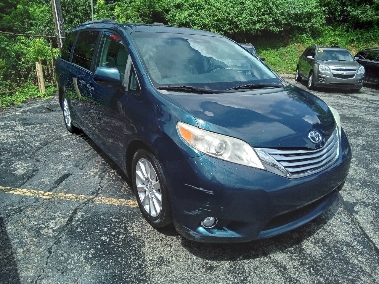 Used 2011 Toyota Sienna Limited w/ Entertainment Pkg FWD image 2