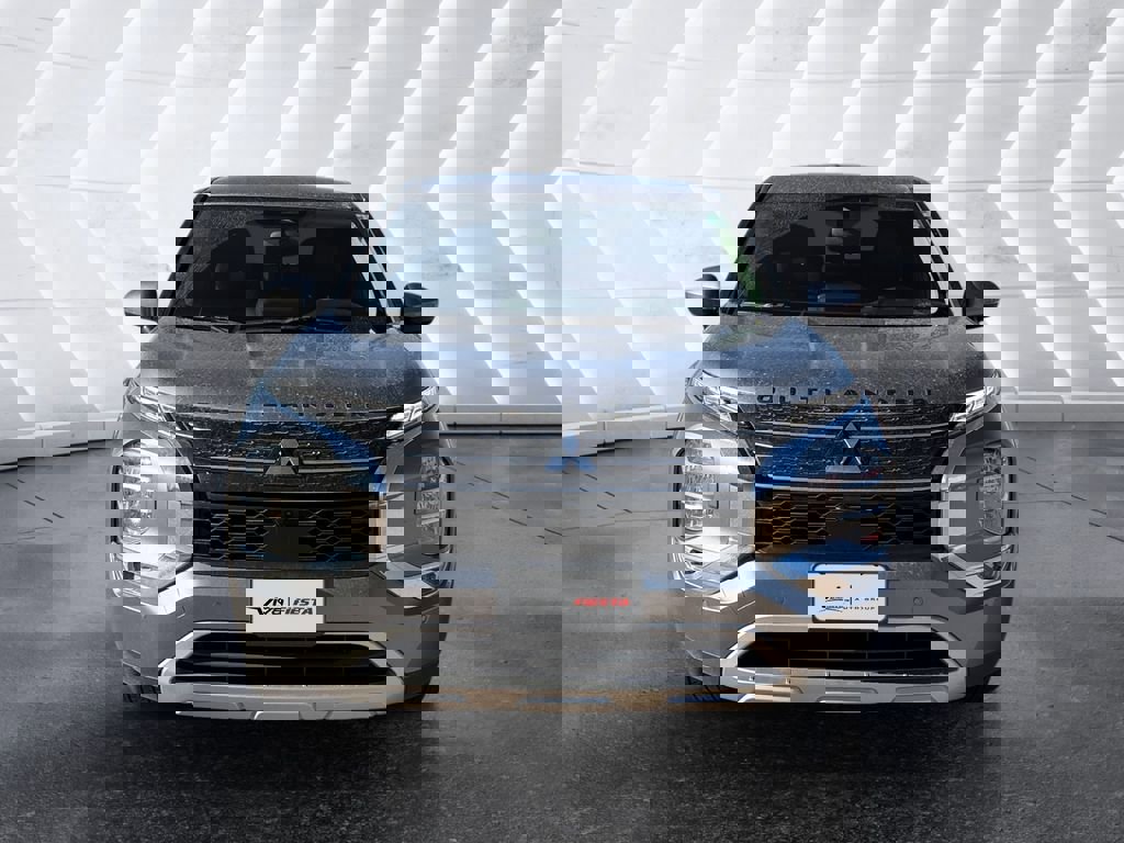 Used 2024 Mitsubishi Outlander SE image 2