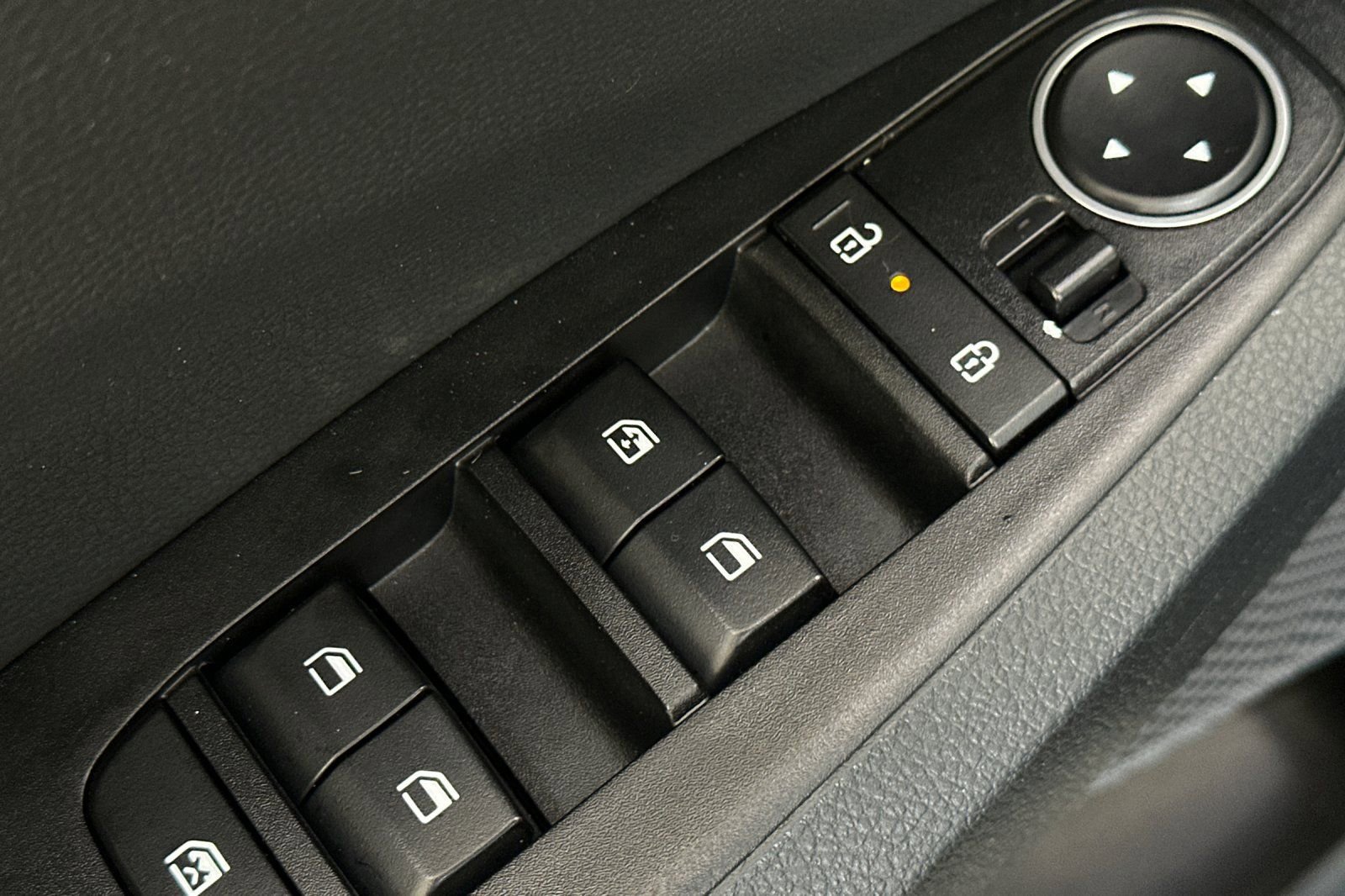 Used 2025 Kia Seltos SX image 12