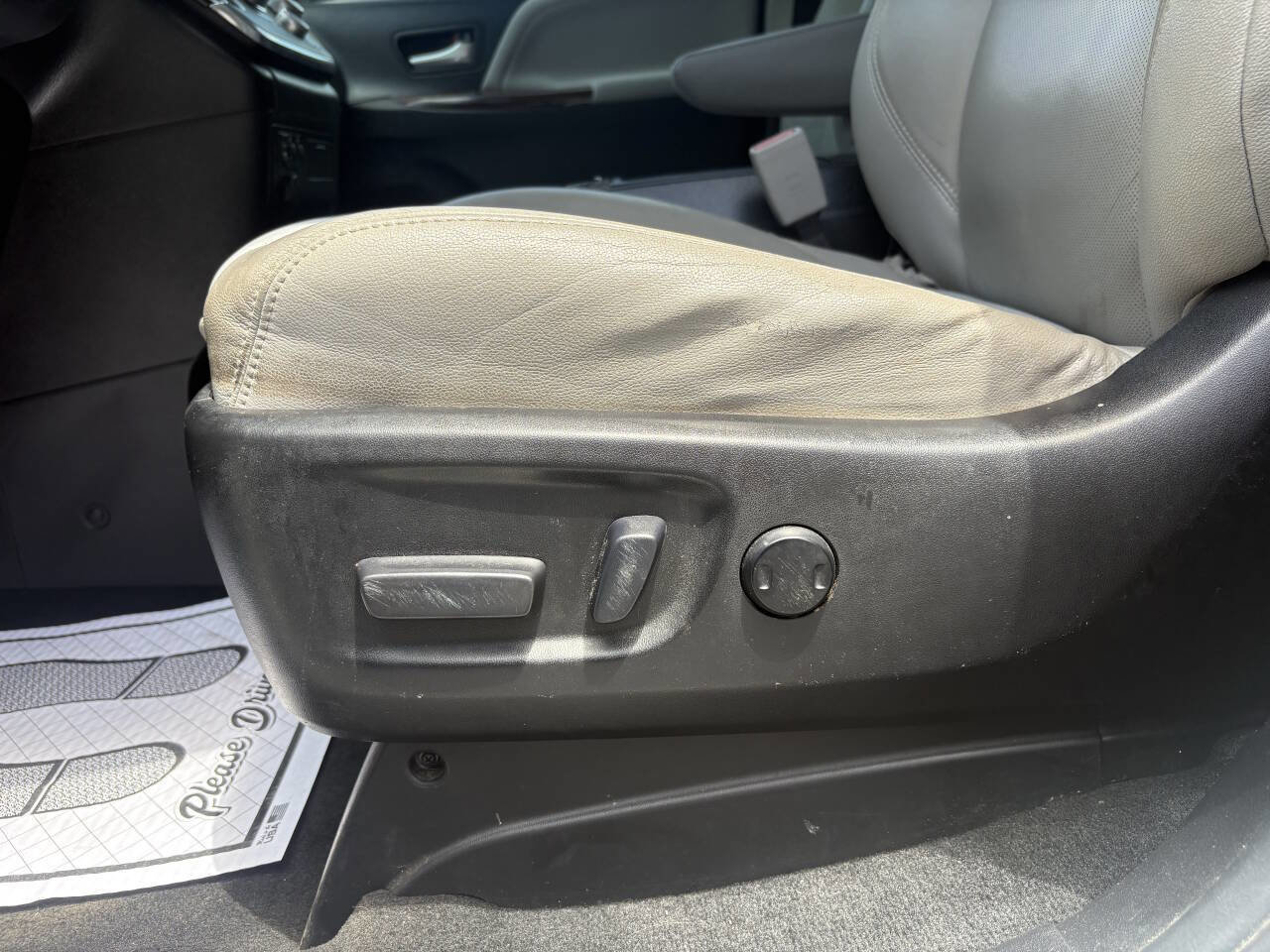 Used 2017 Toyota Sienna Limited Premium FWD image 19