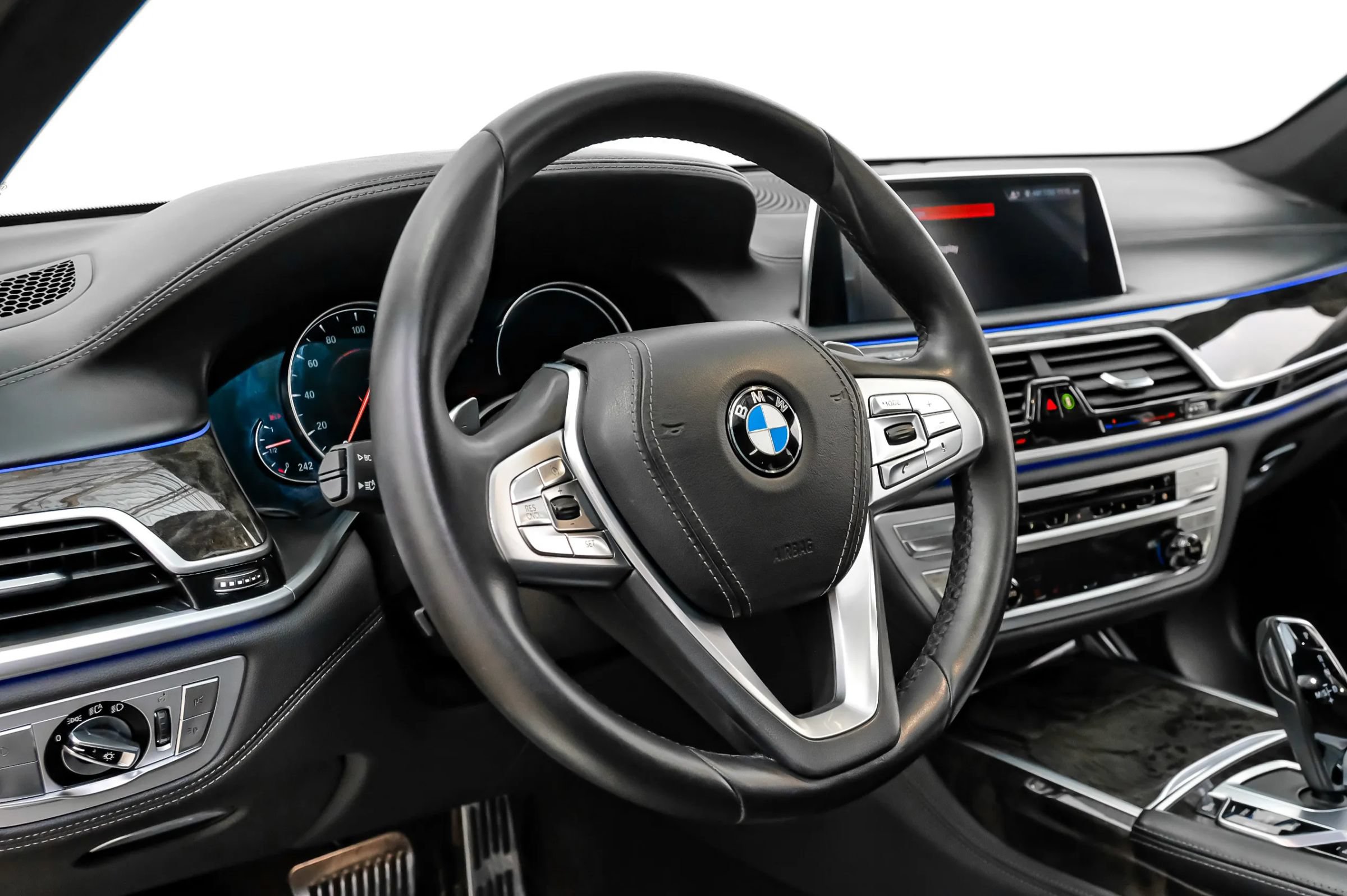 Used 2019 BMW 740i w/ Executive Package RWD image 13