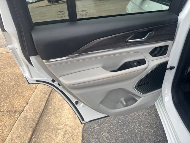 Used 2022 Jeep Grand Cherokee Overland RWD image 14
