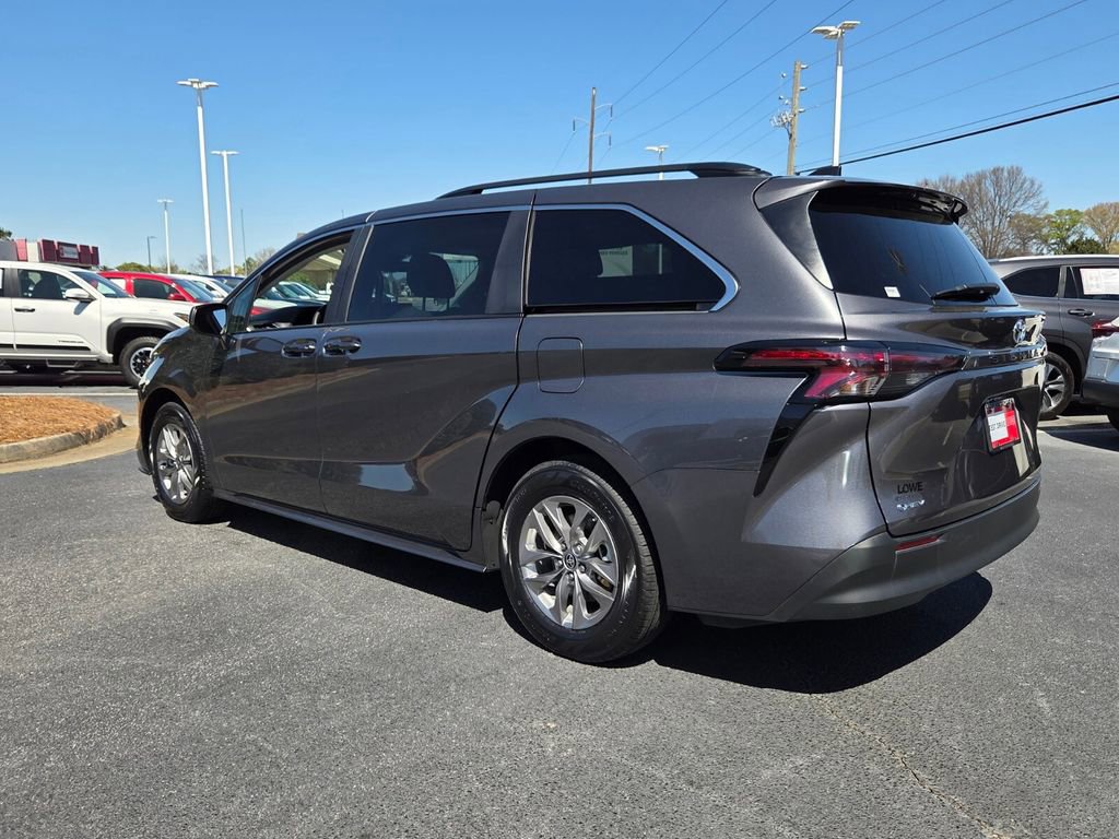 Used 2025 Toyota Sienna LE image 10