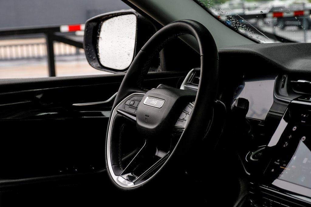 Used 2023 Jeep Grand Cherokee Laredo w/ Luxury Tech Group I image 25