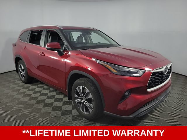 Used 2025 Toyota Highlander XLE FWD image 3