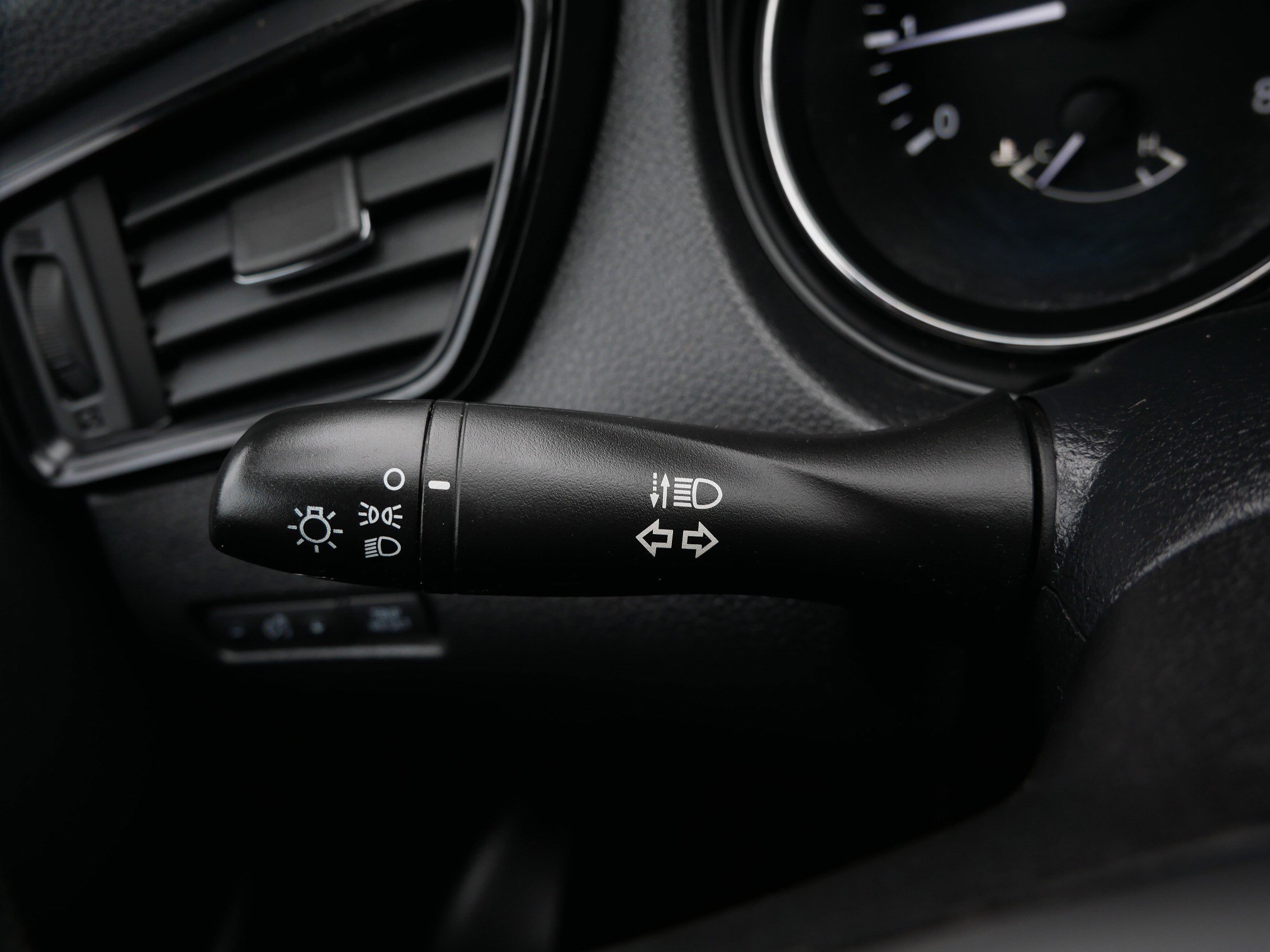 Used 2018 Nissan Rogue S image 37