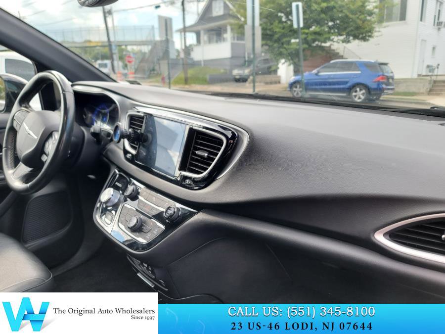 Used 2020 Chrysler Pacifica Touring-L Plus w/ S Appearance Package image 19