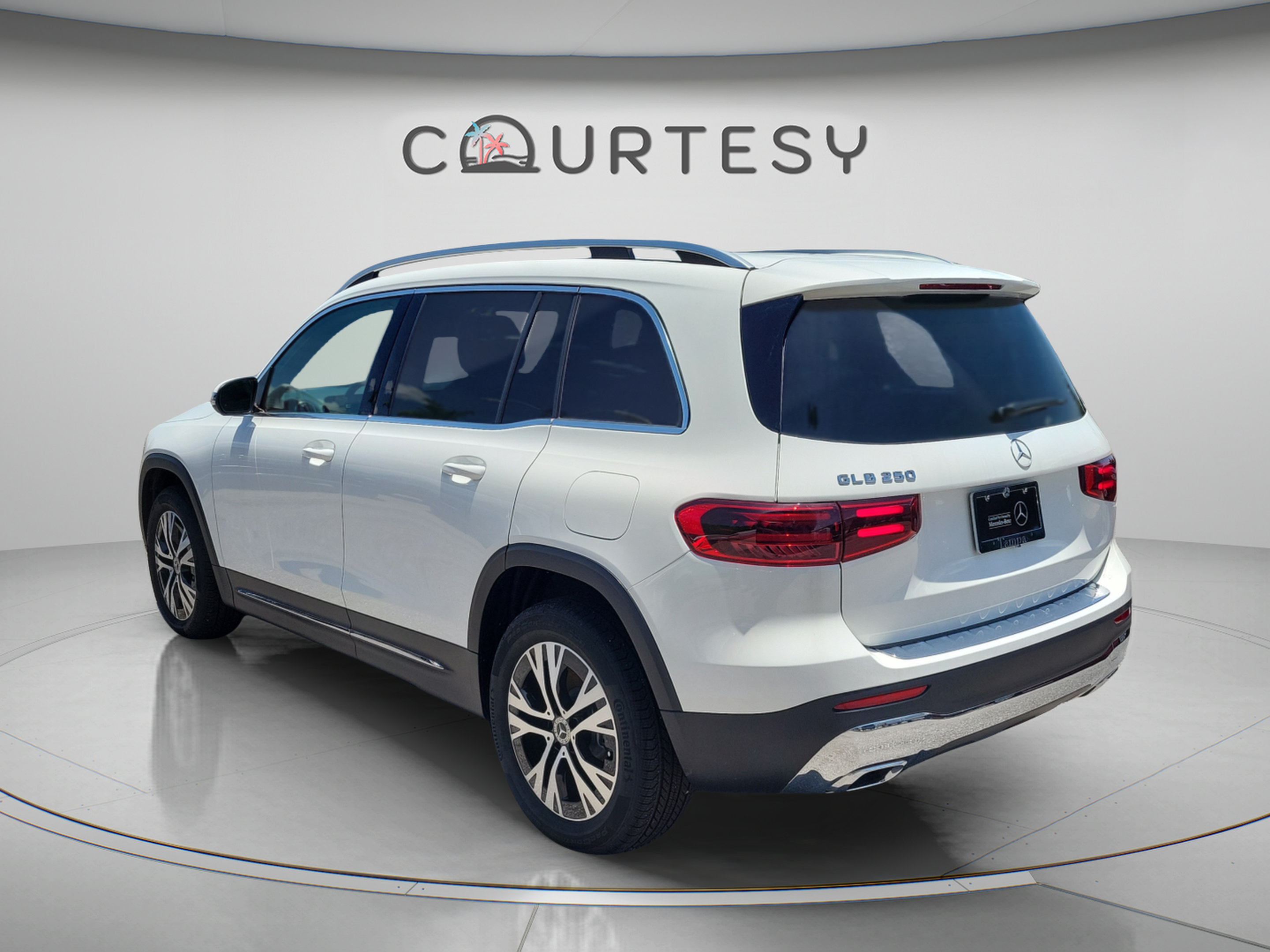 Used 2026 Mercedes-Benz GLB 250 image 2