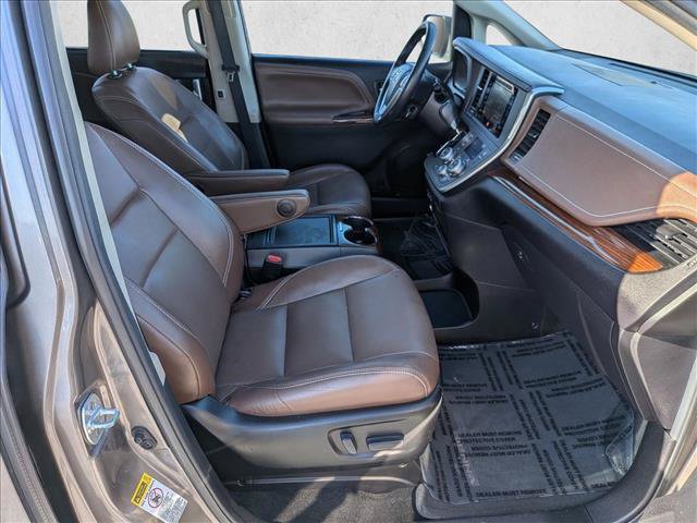 Used 2017 Toyota Sienna Limited w/ Preferred Accessory Package FWD image 21