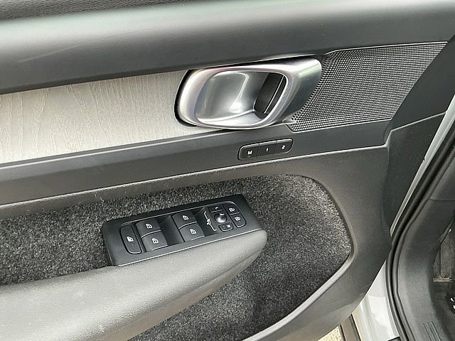 Certified 2025 Volvo XC40 B5 Core image 16