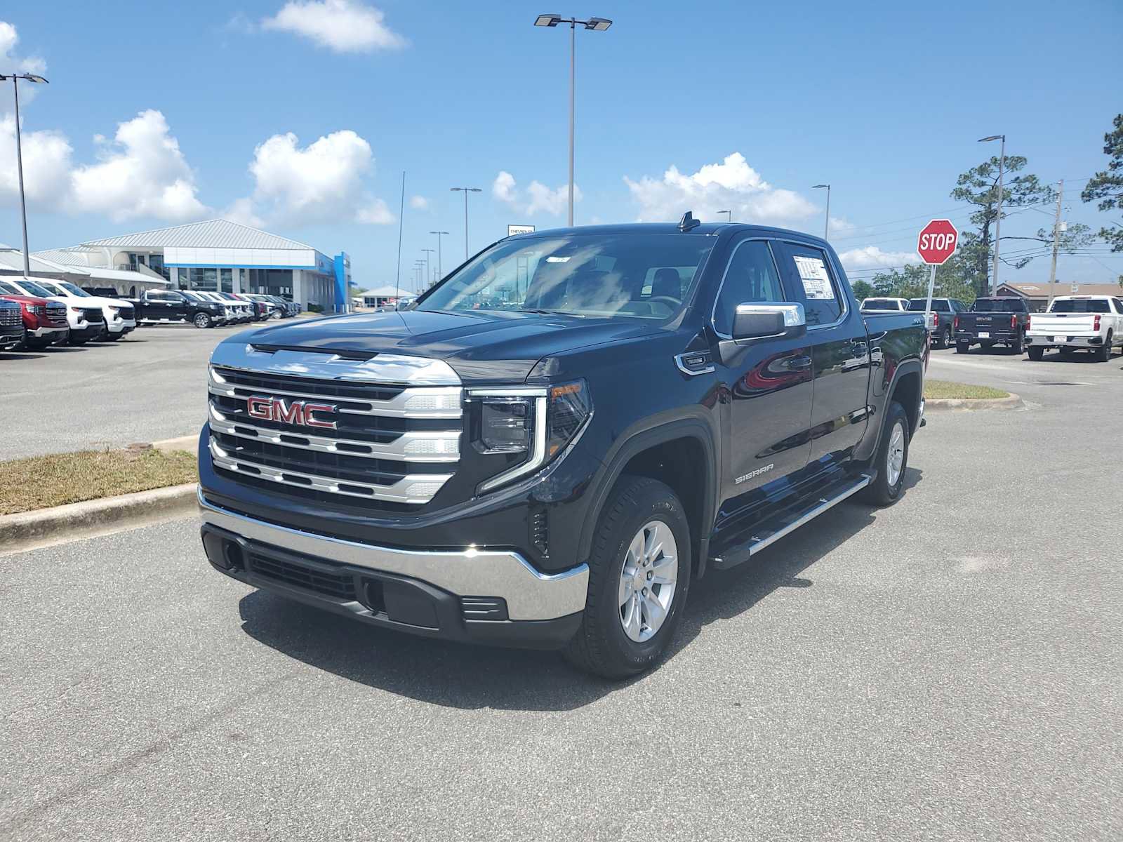 New 2025 GMC Sierra 1500 SLE w/ Preferred Package