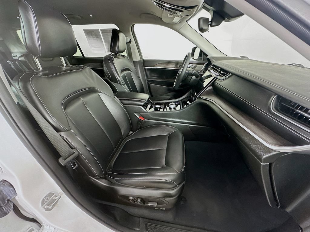 Certified 2023 Jeep Grand Cherokee L Limited w/ Black Appearance Package AWD/4WD image 40