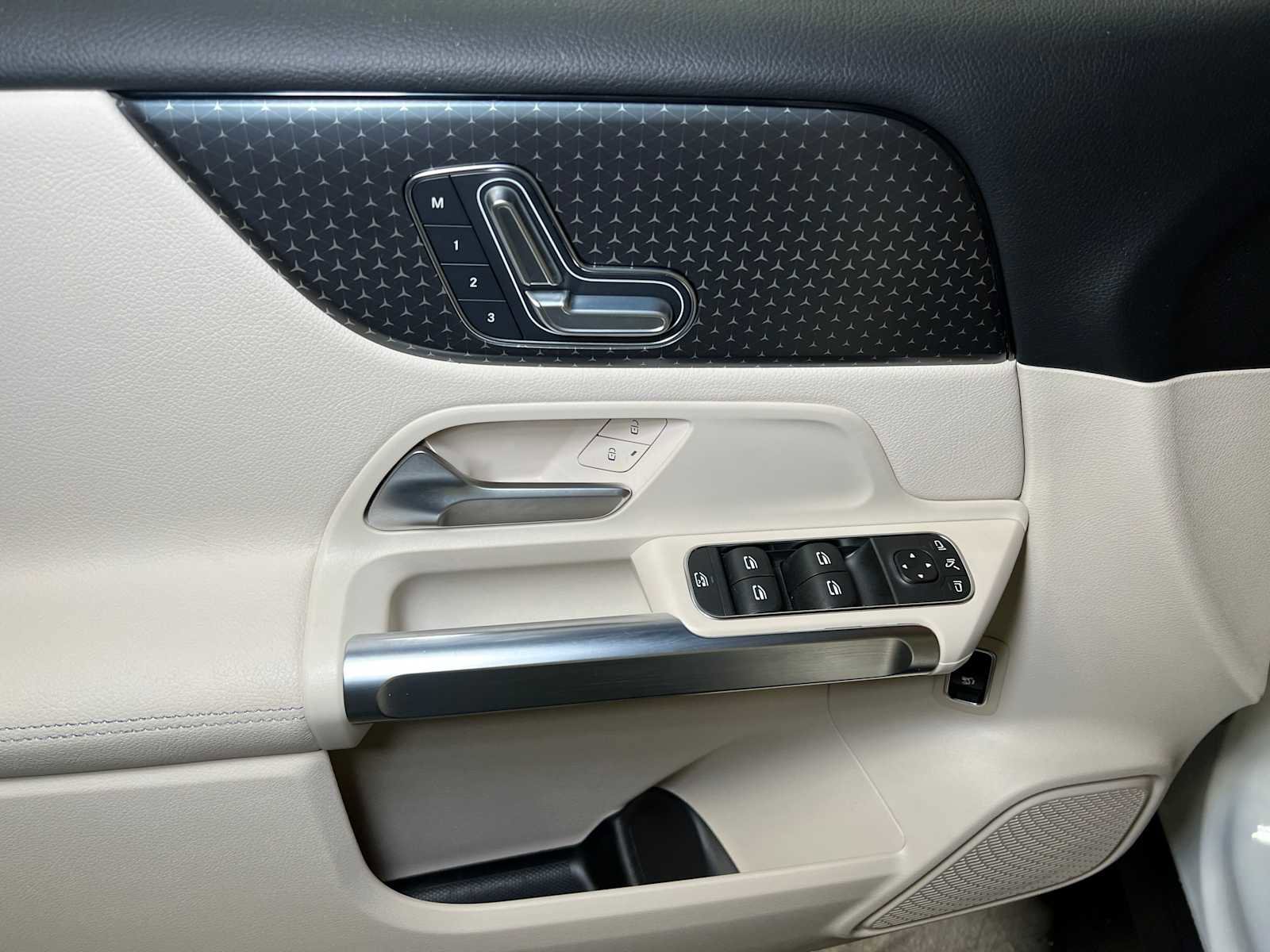 Certified 2025 Mercedes-Benz GLB 250 4MATIC image 22