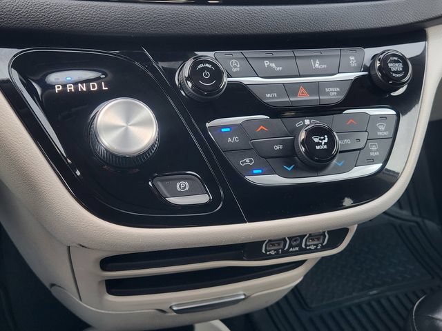 Used 2023 Chrysler Pacifica Touring-L FWD image 22