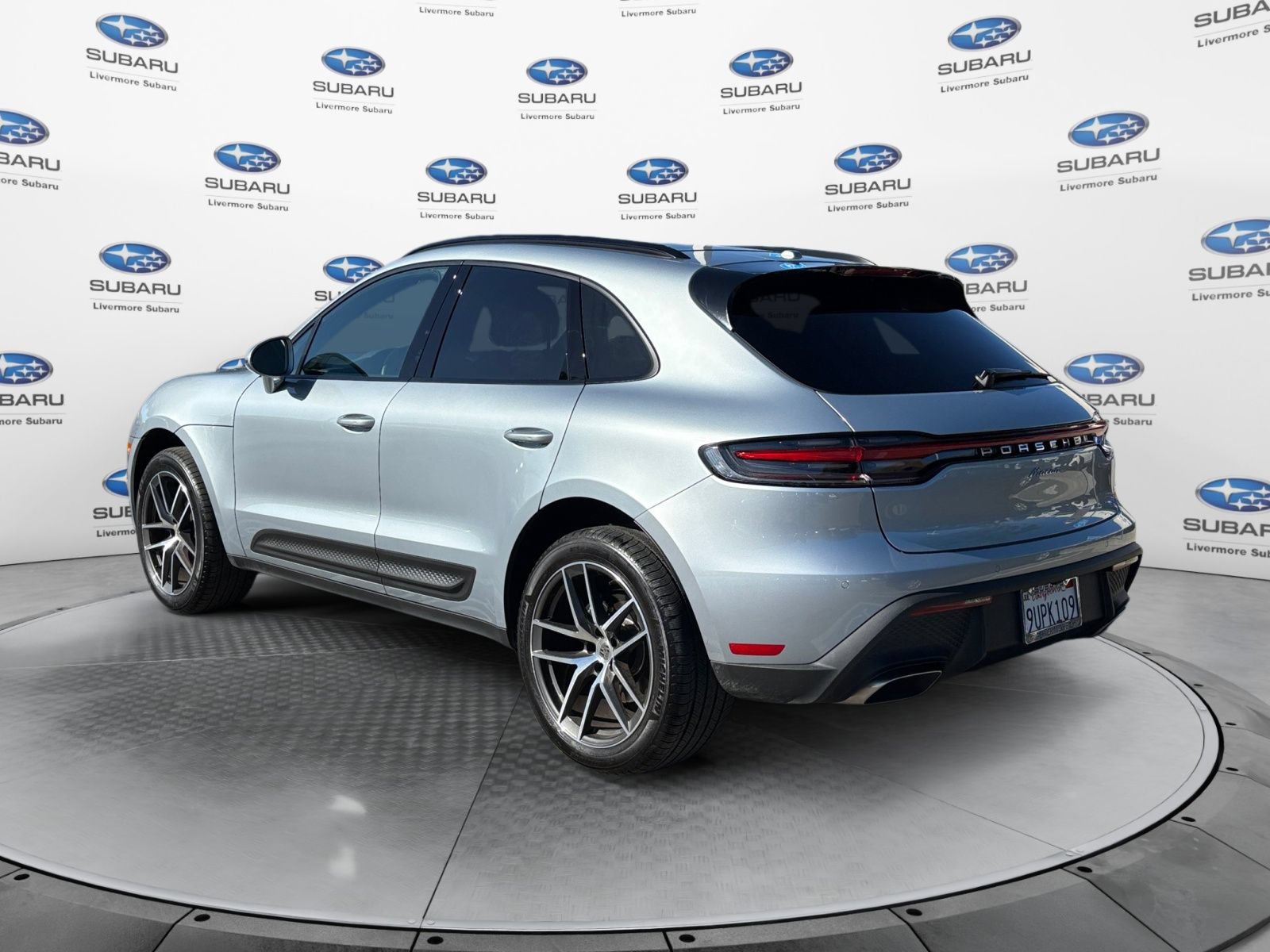 Used 2025 Porsche Macan AWD/4WD image 3