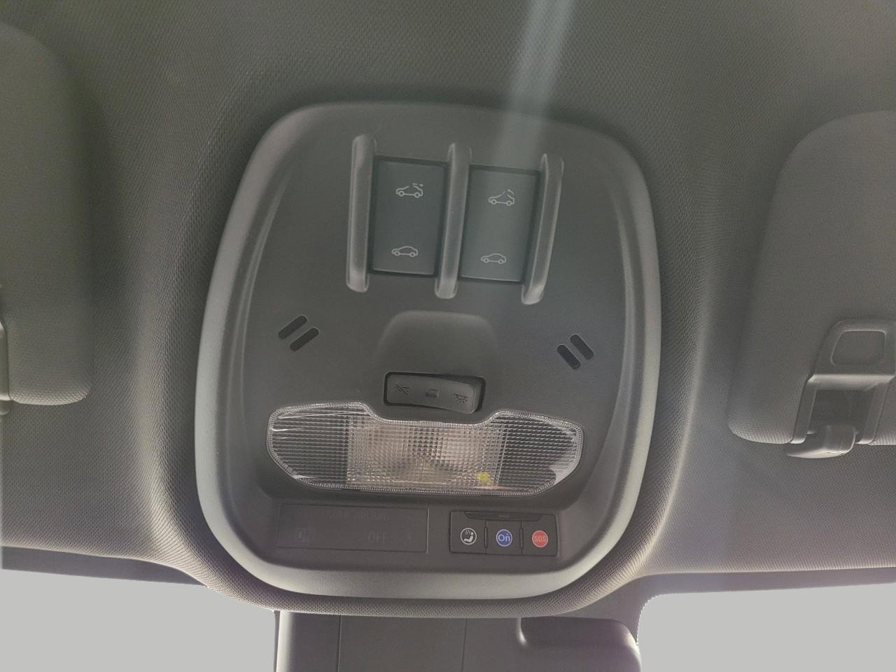 Used 2025 Chevrolet Trax RS w/ Sunroof Package image 17