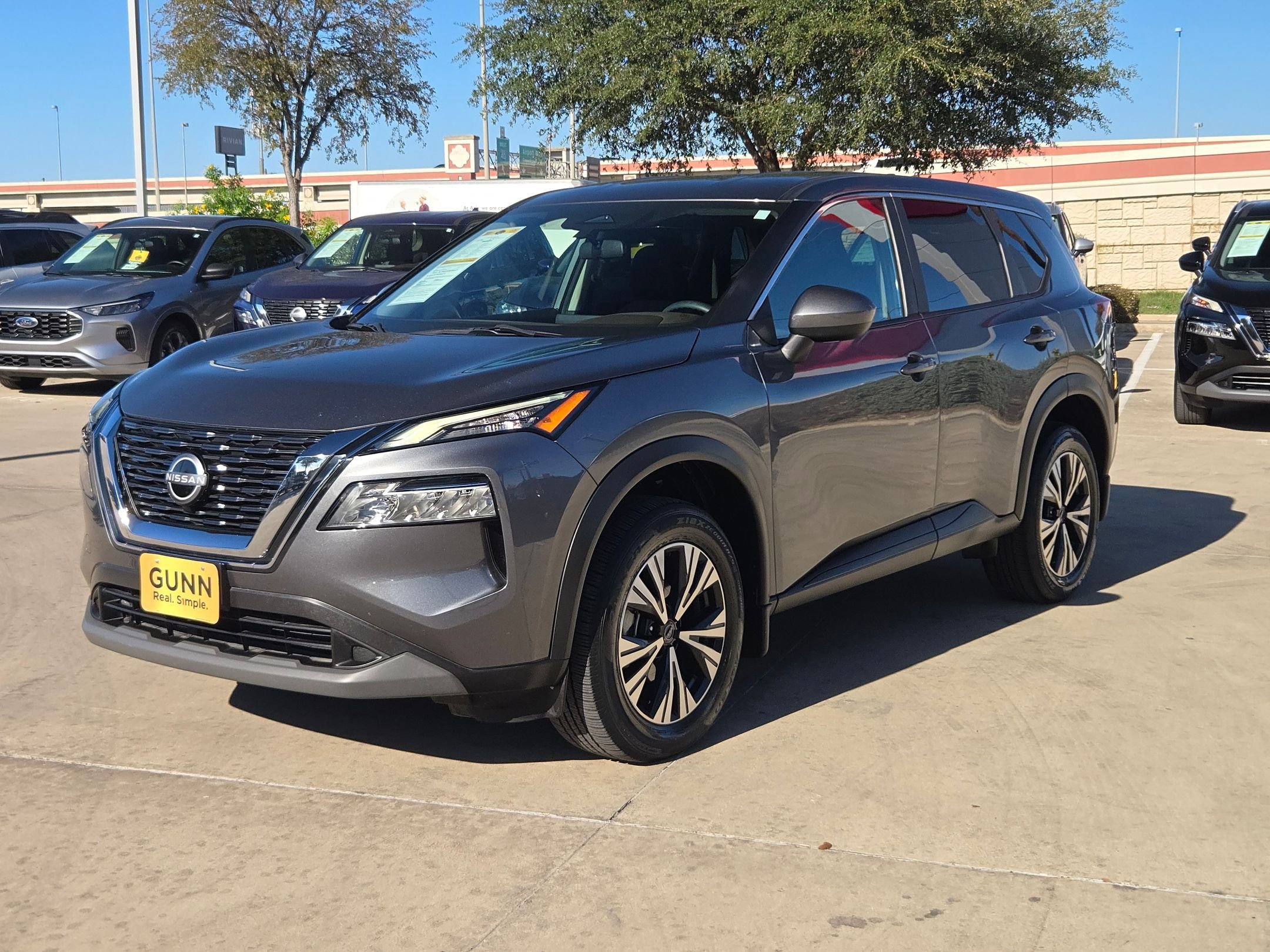 Used 2023 Nissan Rogue SV image 3