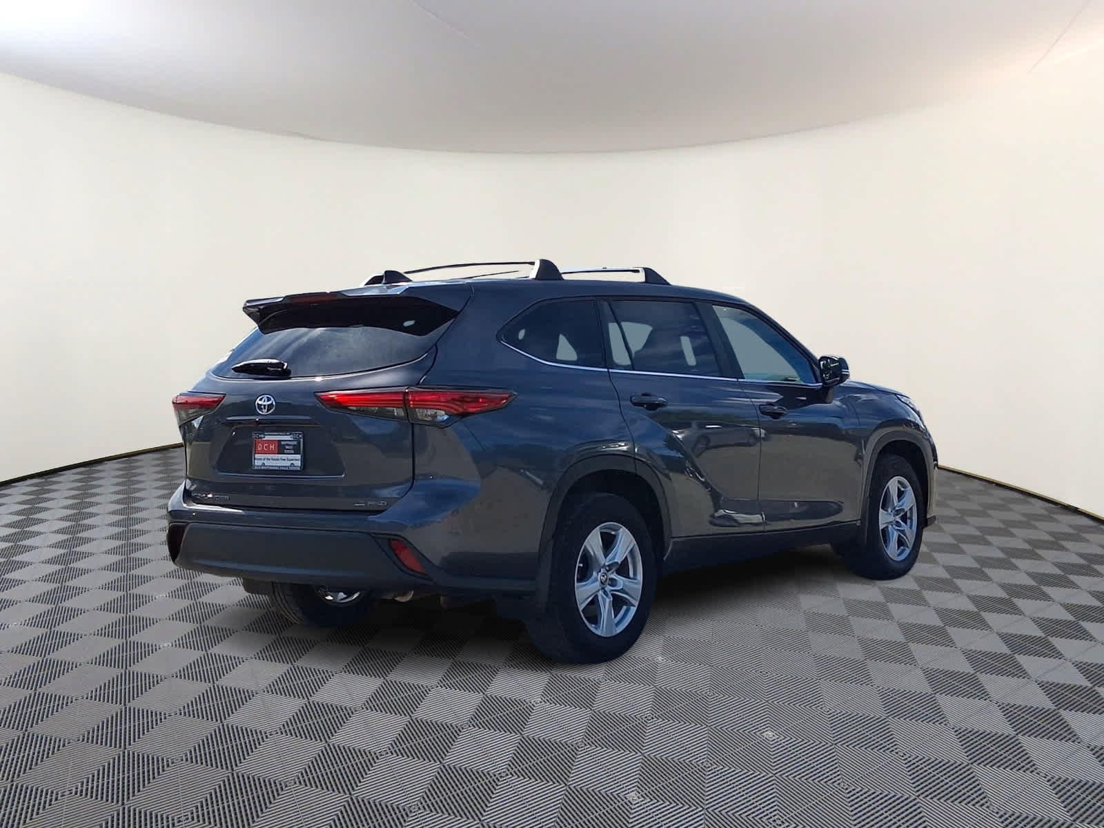 Used 2023 Toyota Highlander LE AWD/4WD image 5