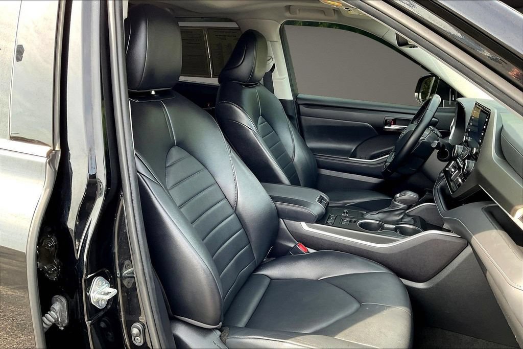 Used 2022 Toyota Highlander XLE FWD image 32