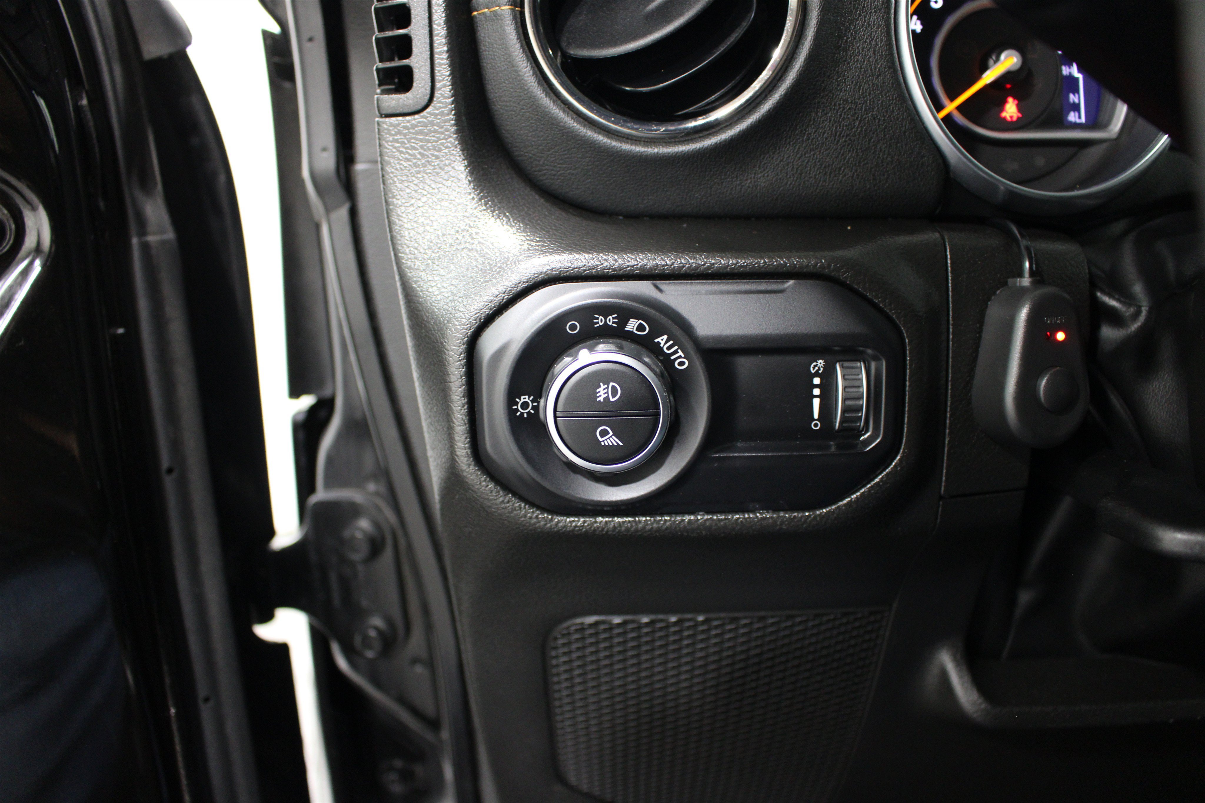 Used 2023 Jeep Gladiator Overland AWD/4WD image 9