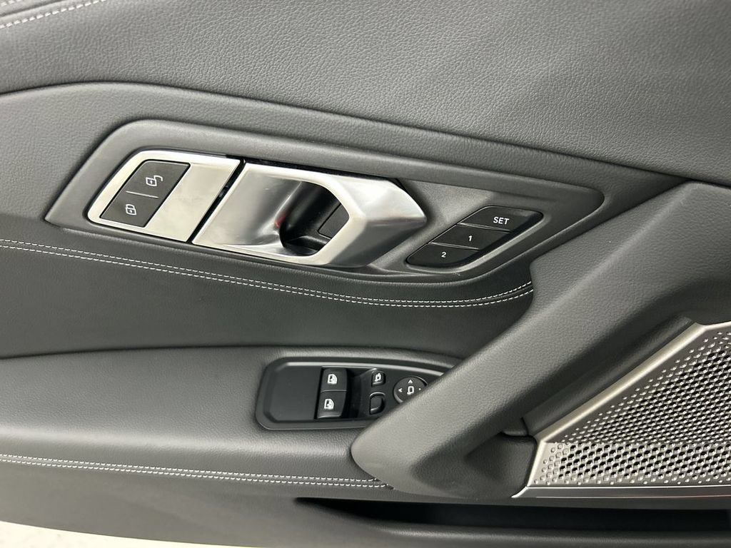 Used 2025 BMW Z4 M40i w/ Edition RWD image 11