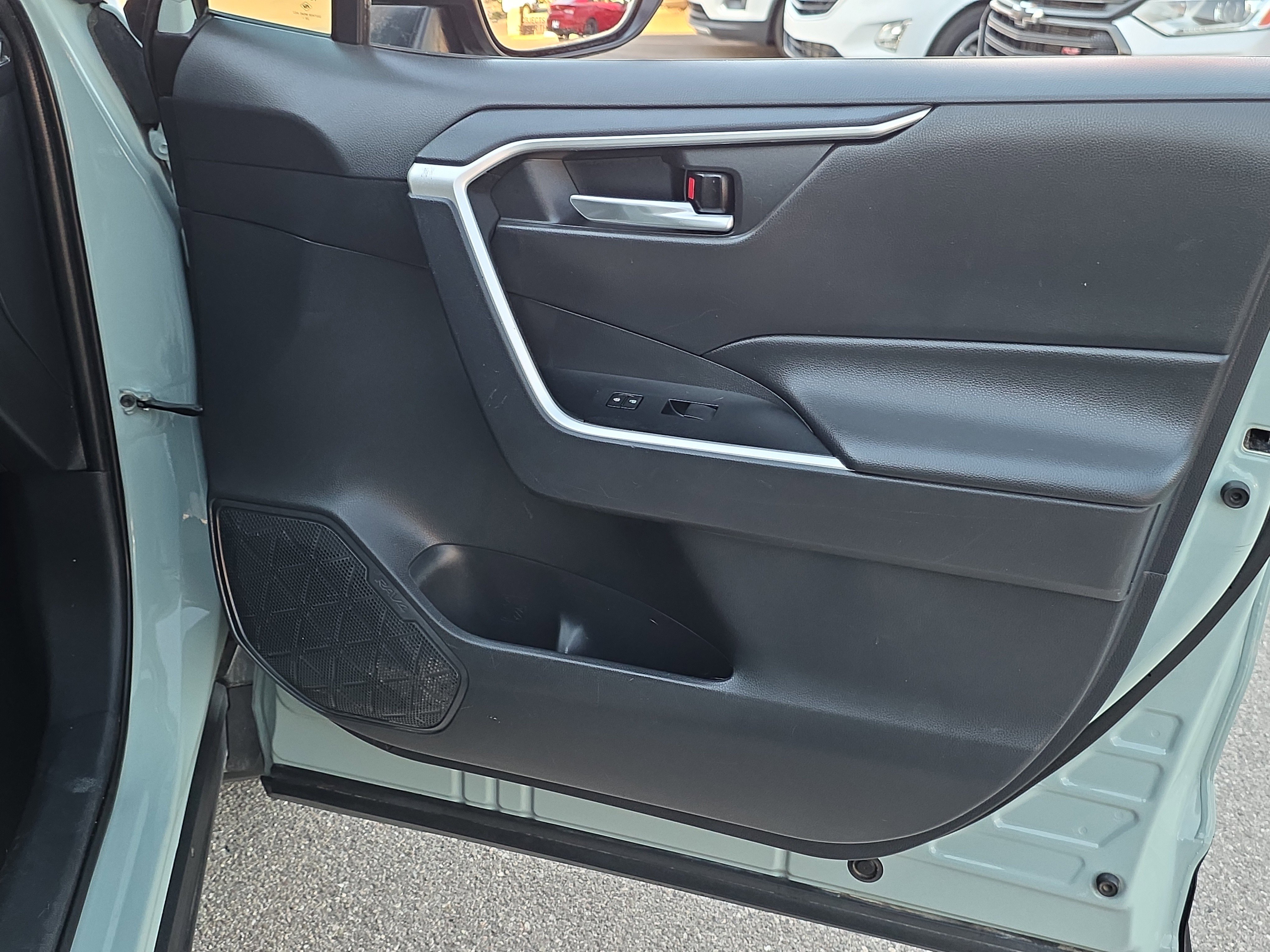 Used 2021 Toyota RAV4 XLE w/ Convenience Package image 28