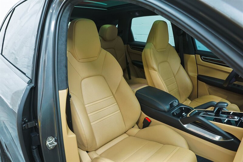 Used 2020 Porsche Cayenne Turbo AWD/4WD image 93