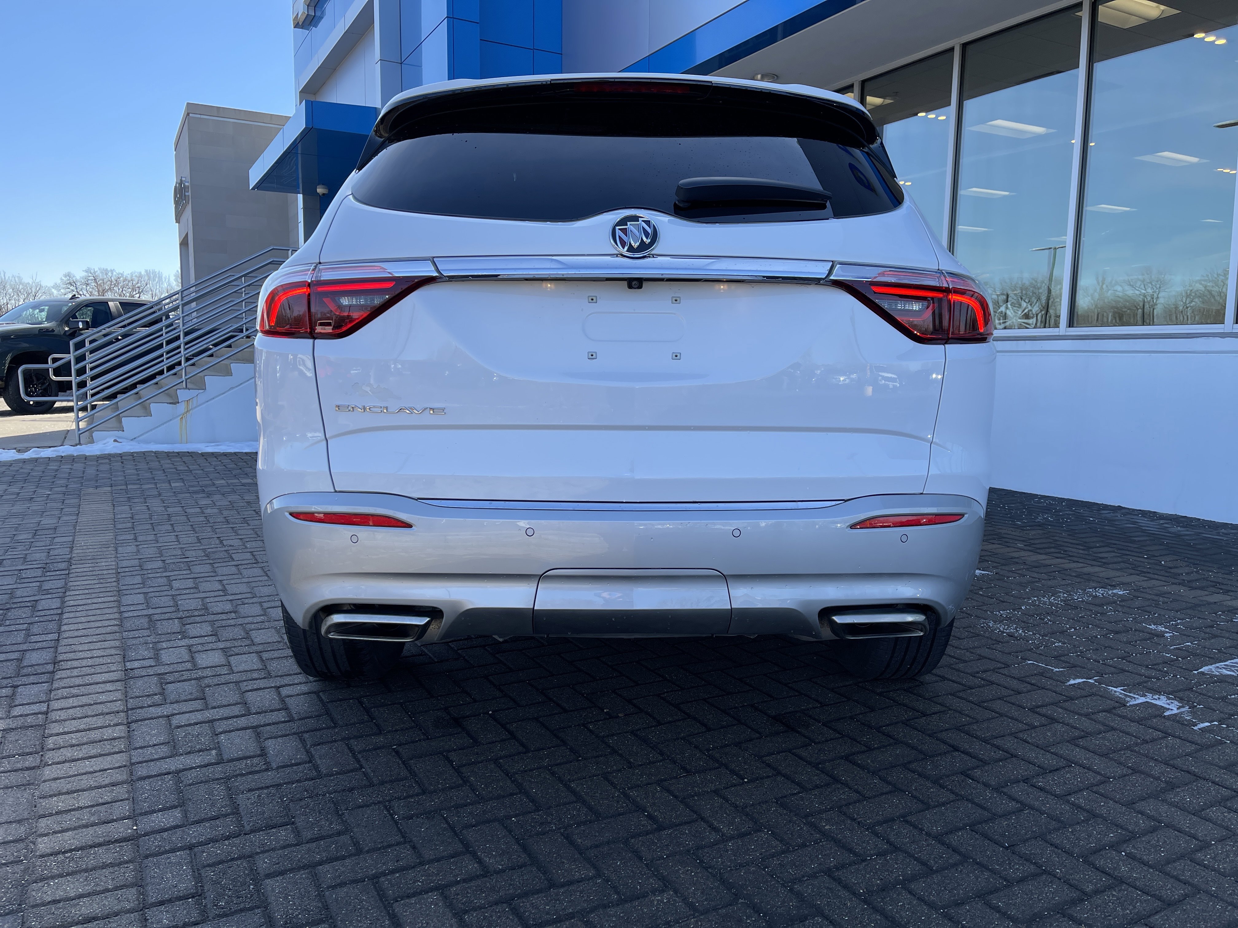 Used 2023 Buick Enclave Essence image 4