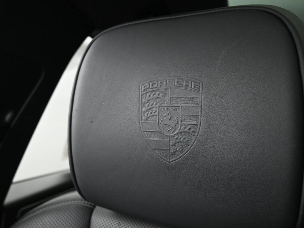 Certified 2025 Porsche Macan AWD/4WD image 11