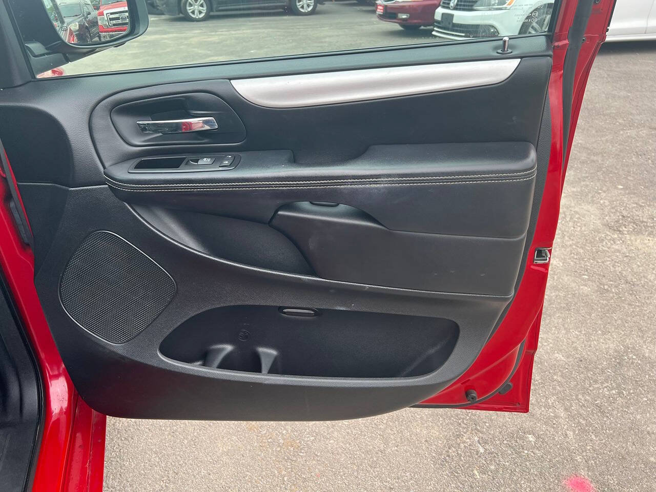 Used 2014 Dodge Grand Caravan SXT w/ Blacktop Package FWD image 21
