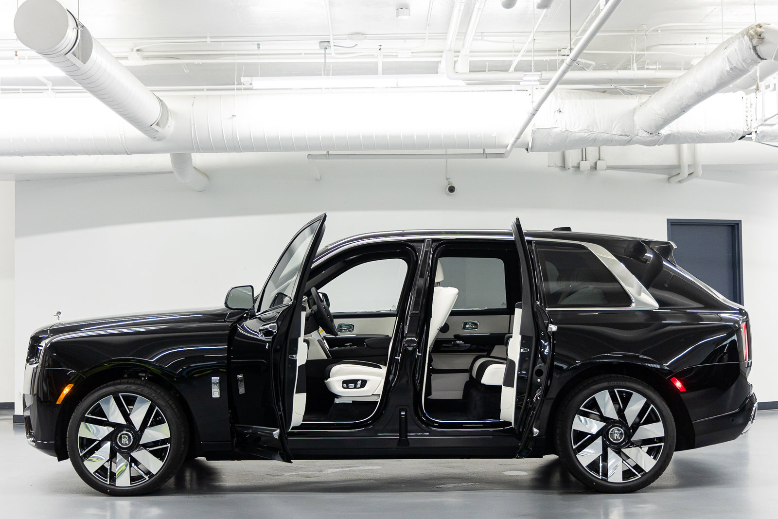 New 2026 Rolls-Royce Cullinan AWD/4WD image 29