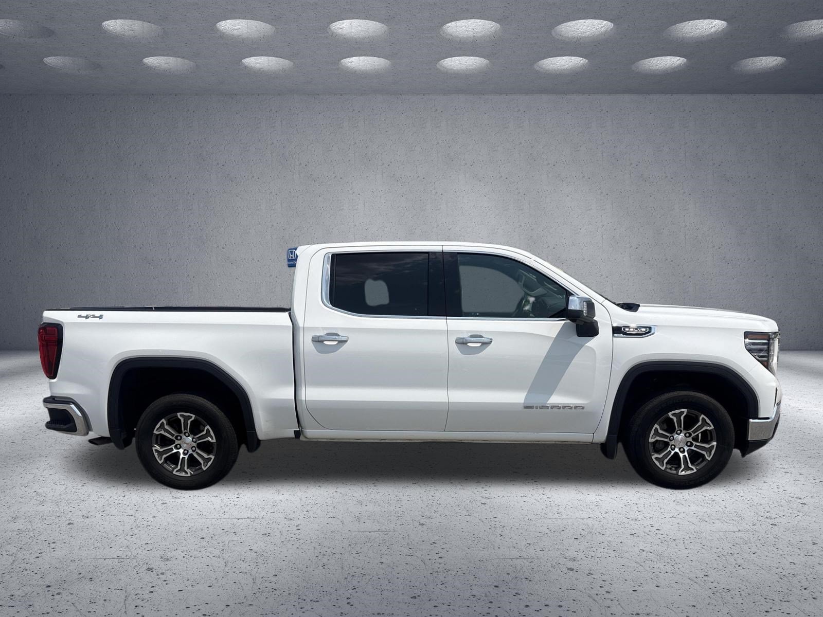 Used 2025 GMC Sierra 1500 SLT AWD/4WD image 4