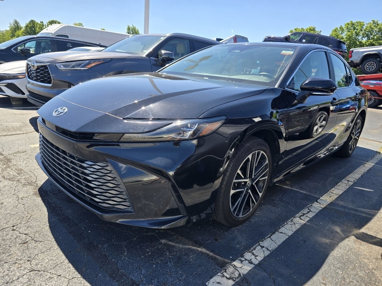 Used 2025 Toyota Camry XLE AWD/4WD image 3
