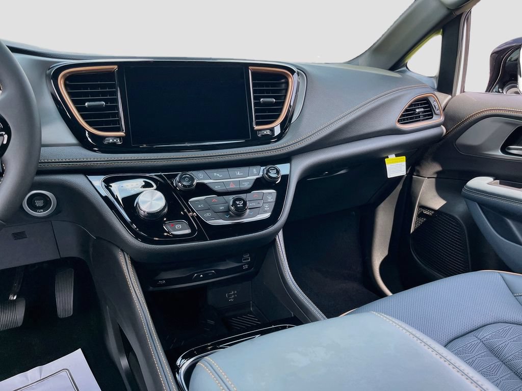 New 2027 Chrysler Pacifica Pinnacle w/ Theater Group FWD image 22