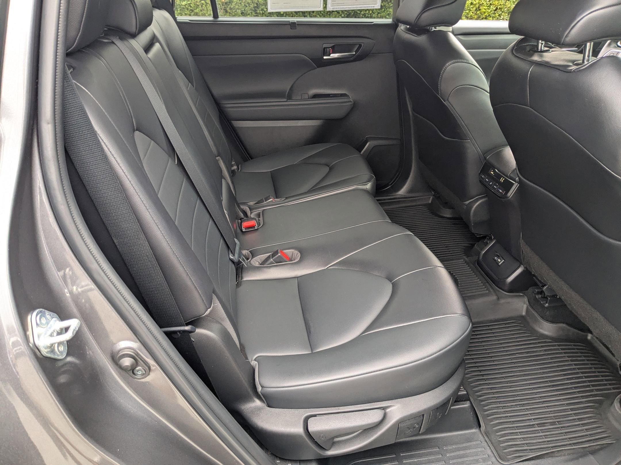 Used 2022 Toyota Highlander XLE image 35