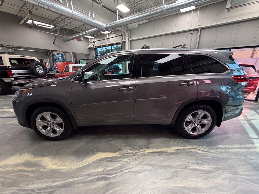 Used 2017 Toyota Highlander Limited AWD/4WD image 40