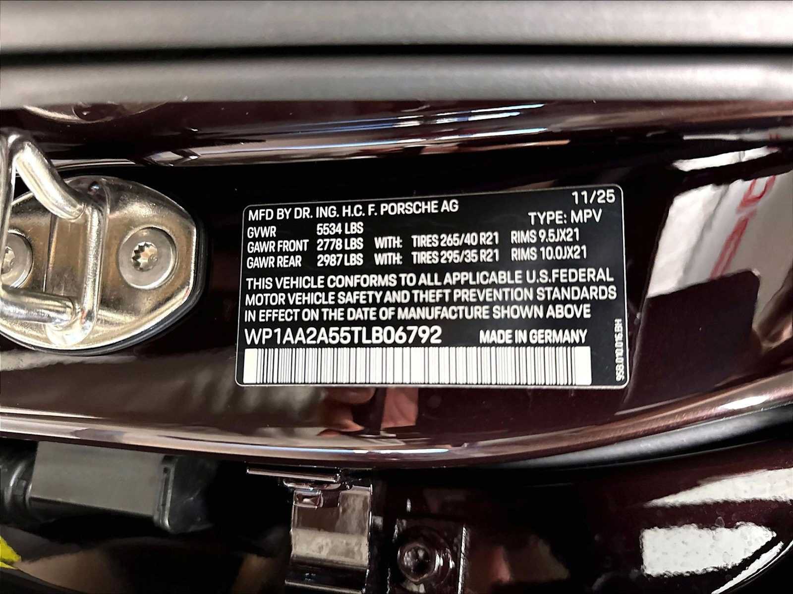 Used 2026 Porsche Macan AWD/4WD image 36