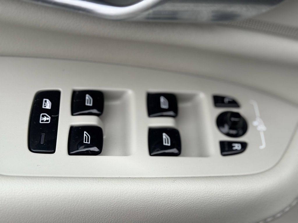 Used 2024 Volvo XC90 B6 Plus w/ Protection Package Premier image 23