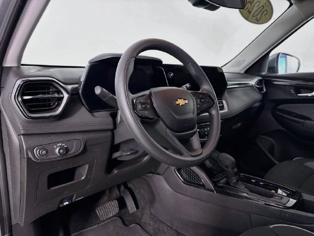Used 2025 Chevrolet TrailBlazer LT AWD/4WD image 9