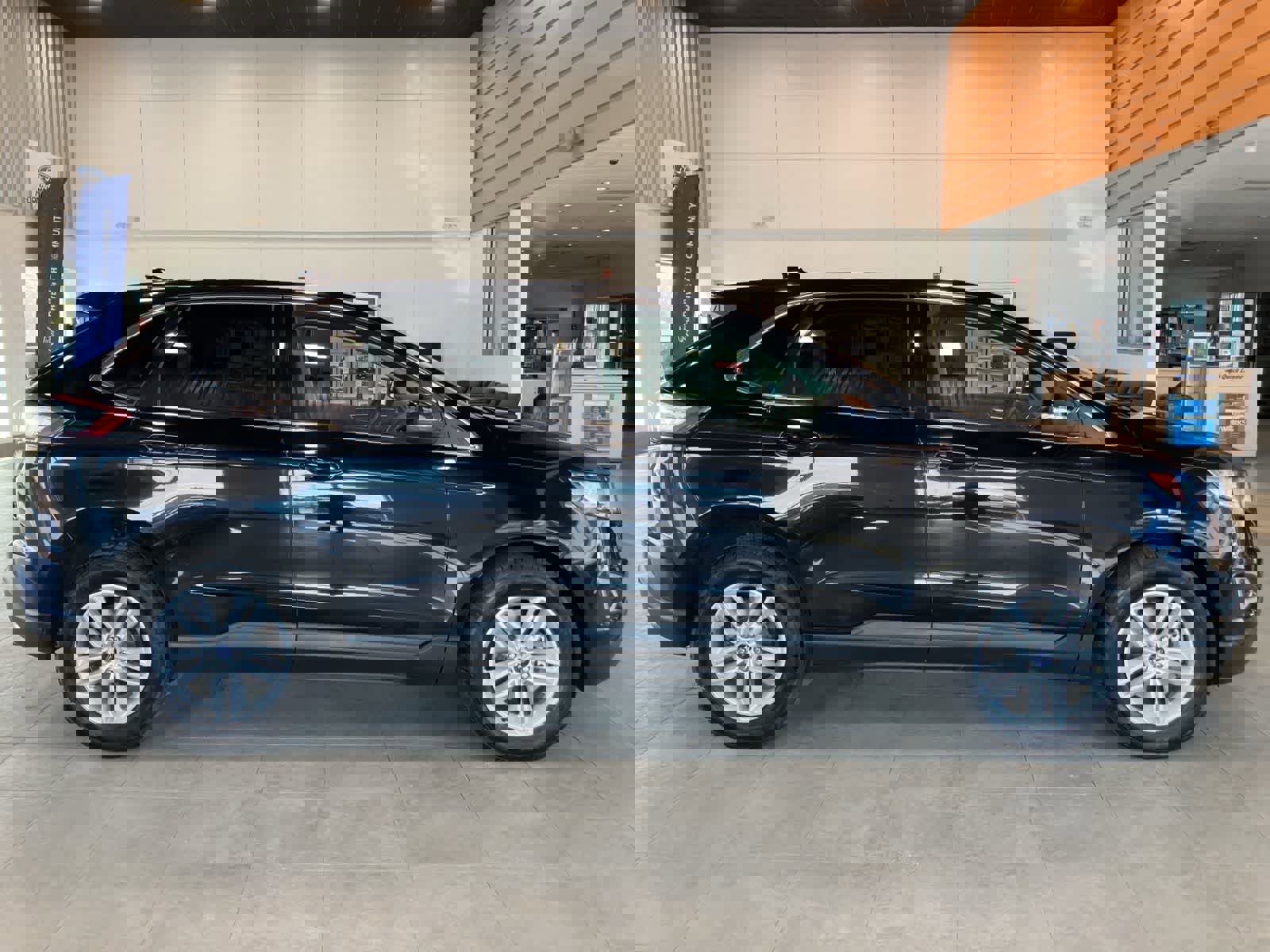 Used 2018 Ford Edge SEL w/ Equipment Group 201A AWD/4WD image 4