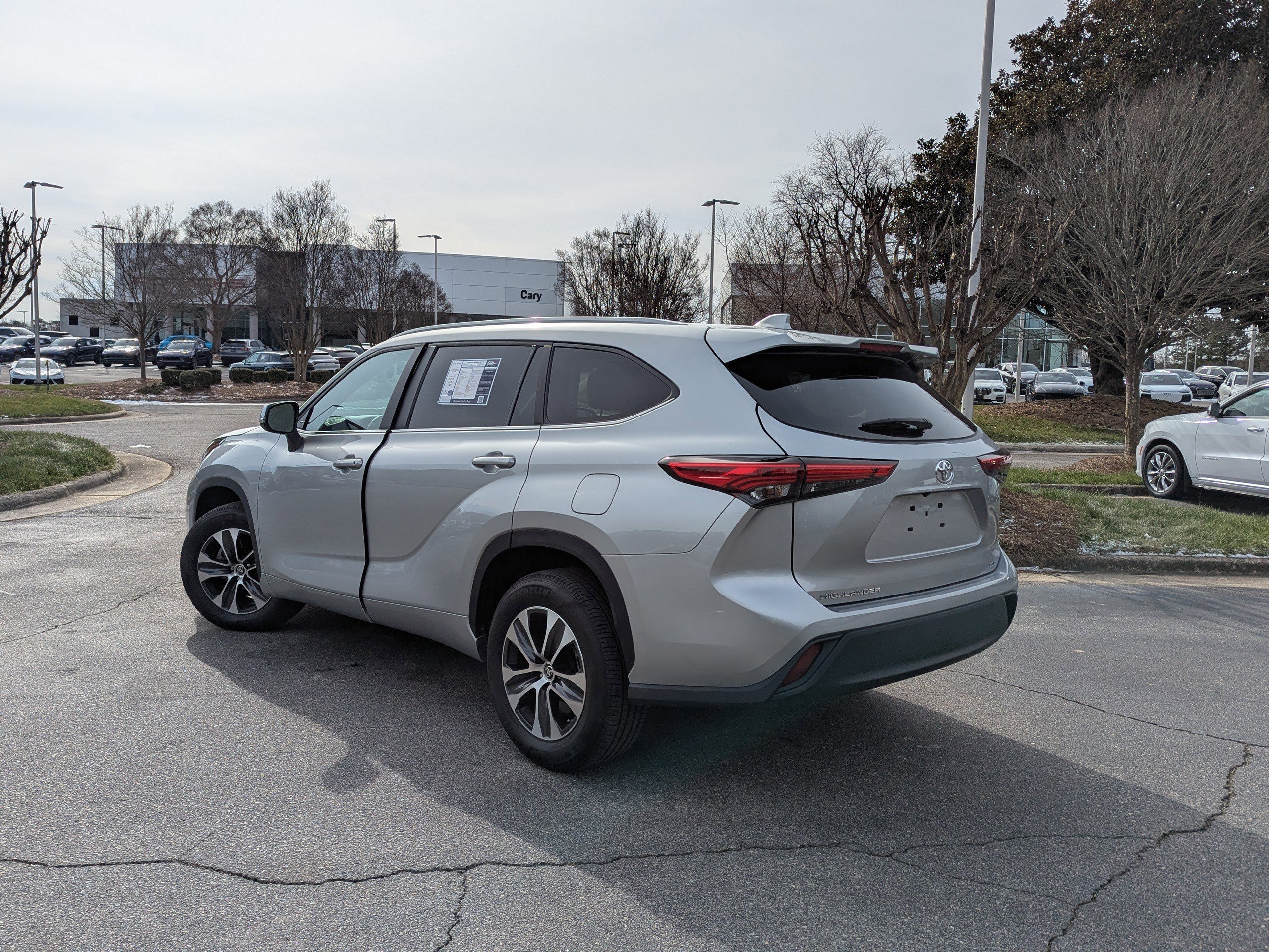 Used 2023 Toyota Highlander XLE image 7