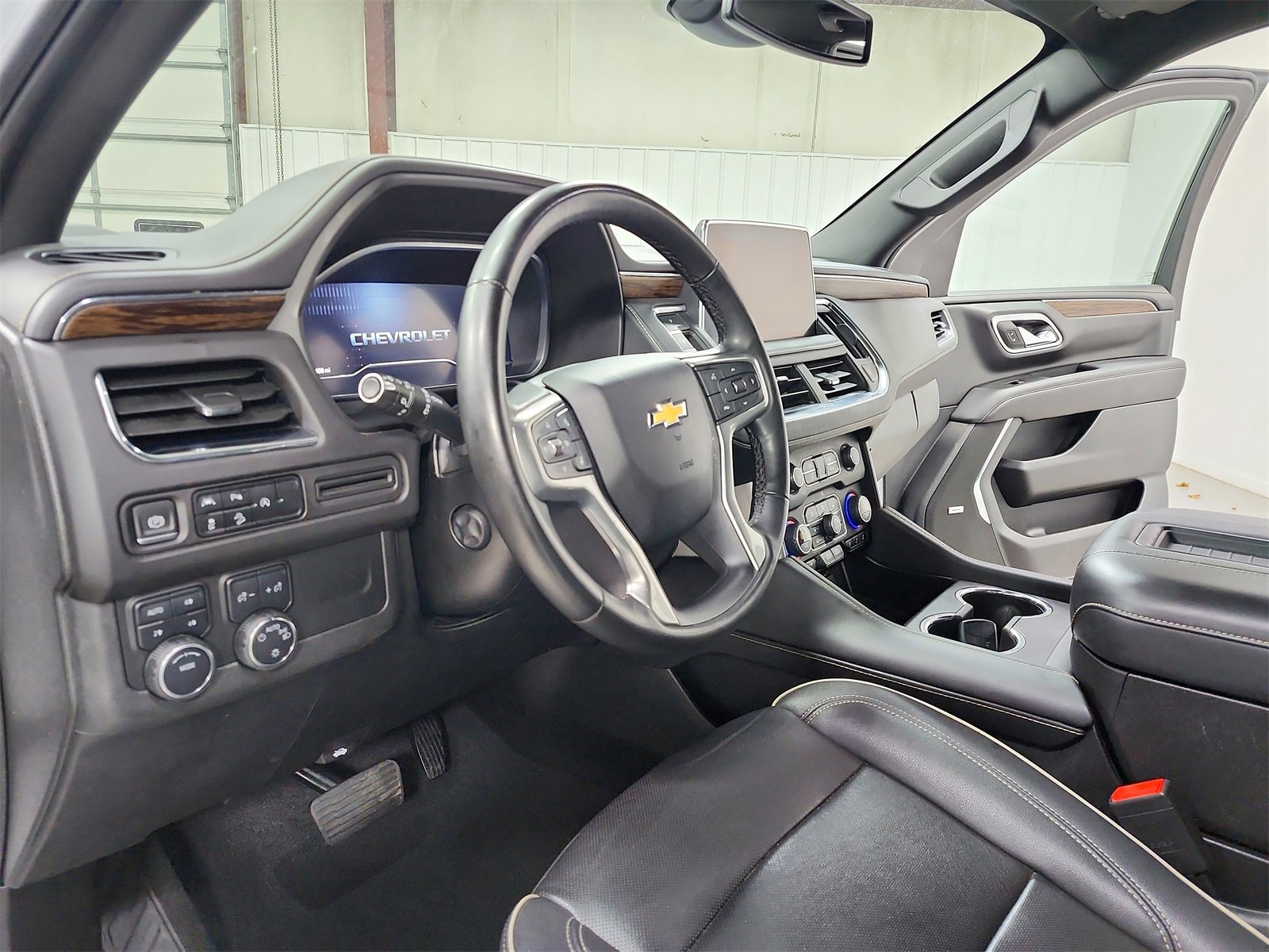 Used 2023 Chevrolet Suburban Premier image 18