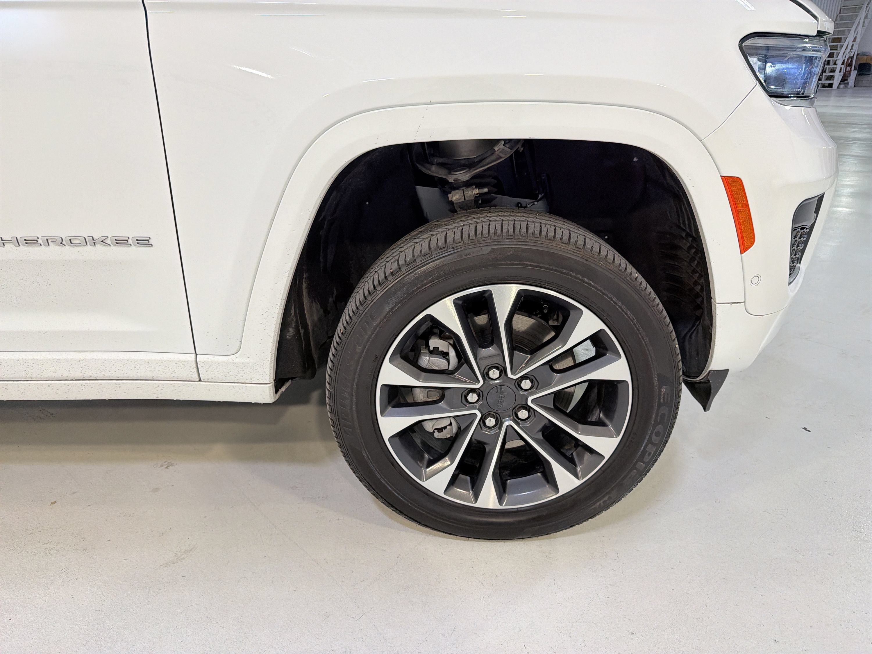 Used 2025 Jeep Grand Cherokee L Overland AWD/4WD image 31
