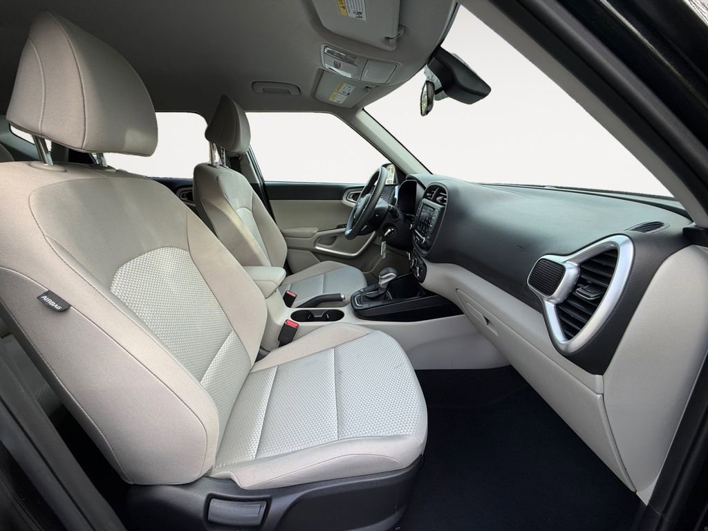 Used 2025 Kia Soul LX w/ LX Technology Package image 12
