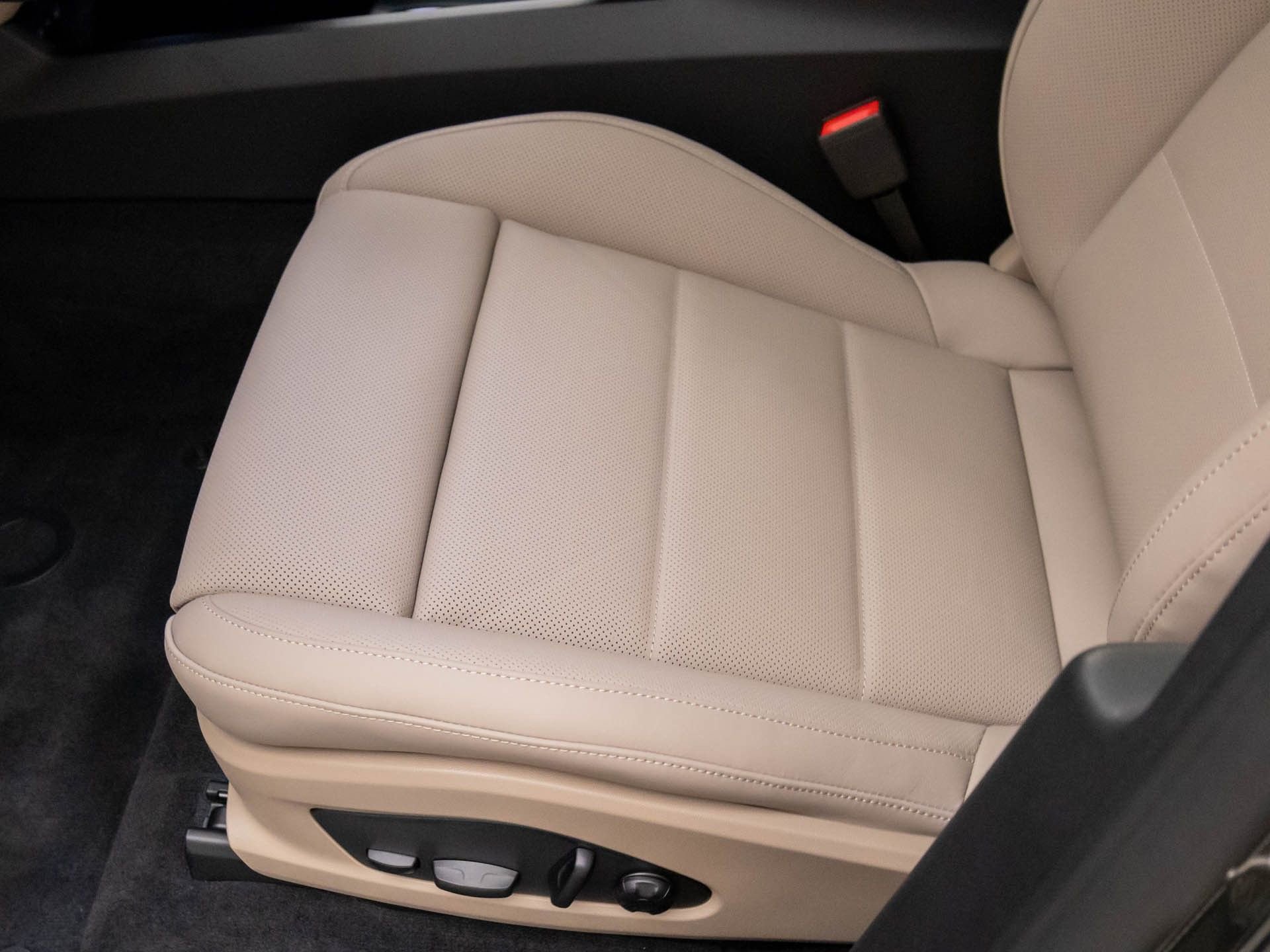 New 2025 Porsche Macan 4 Electric image 15