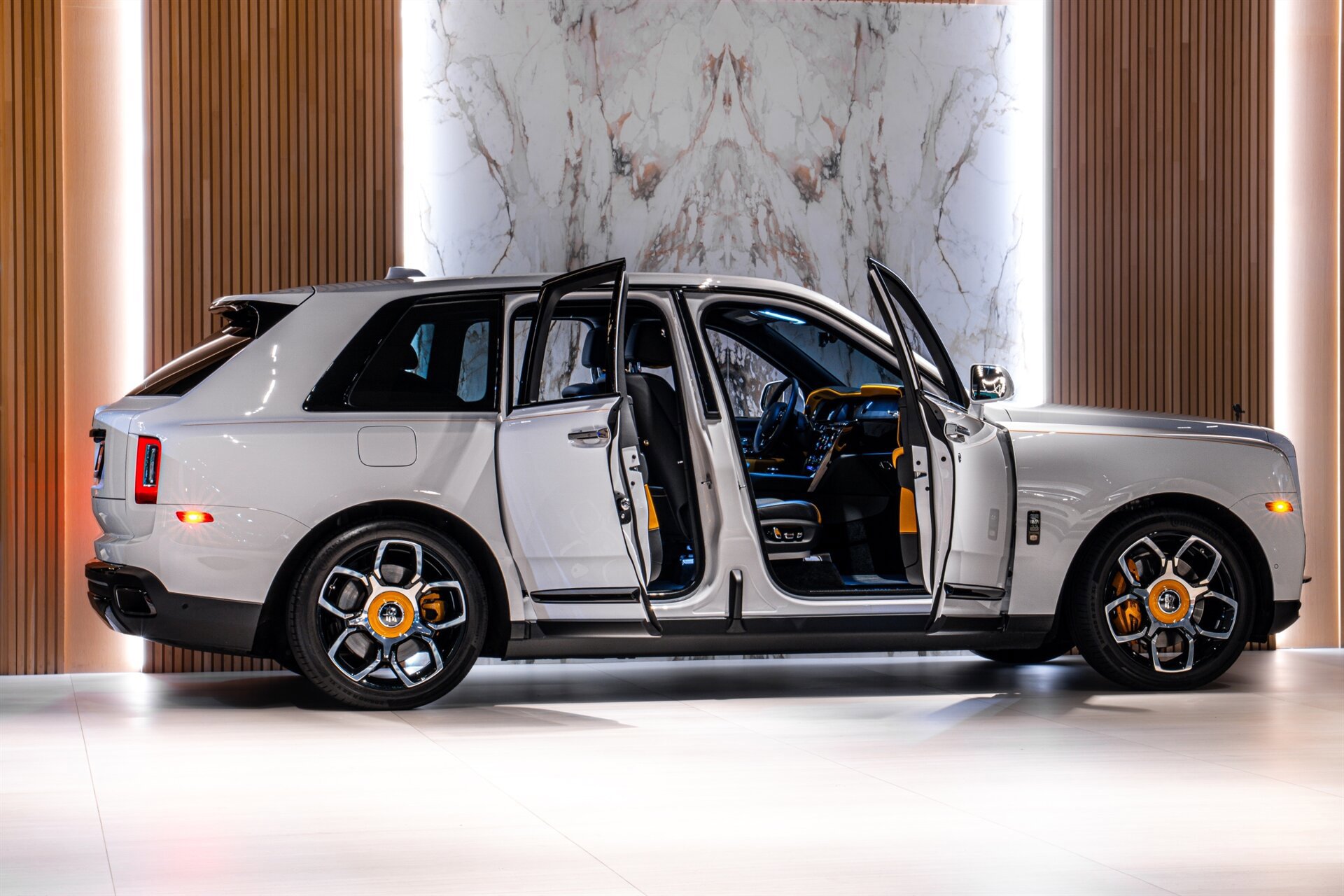 Used 2022 Rolls-Royce Cullinan Black Badge w/ Dark Exterior Package AWD/4WD image 4