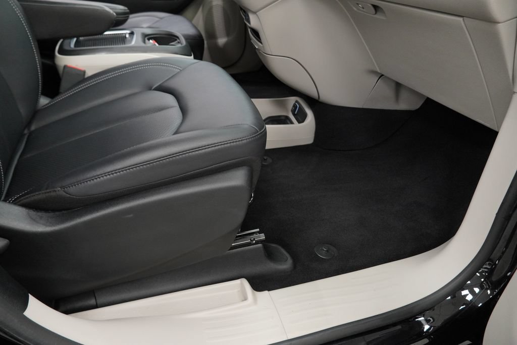 Certified 2024 Chrysler Pacifica Touring-L FWD image 48