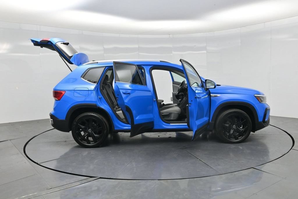 Used 2023 Volkswagen Taos SE w/ Panoramic Sunroof Package FWD image 3