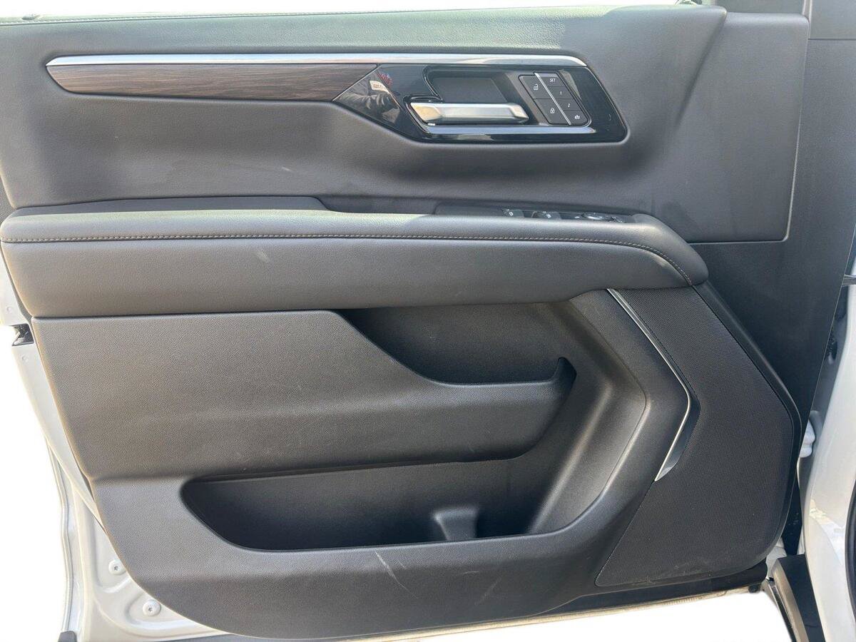 Used 2025 Chevrolet Tahoe Z71 AWD/4WD image 17