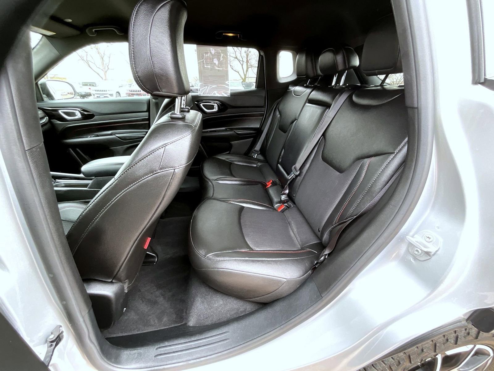 Used 2025 Jeep Compass Trailhawk AWD/4WD image 20